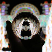 水晶玉の中に広がるカラフルなイルミネーションの写真