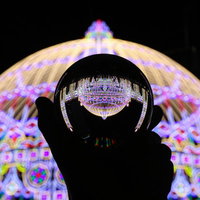 ガラス玉に映すカラフルなイルミネーションの写真