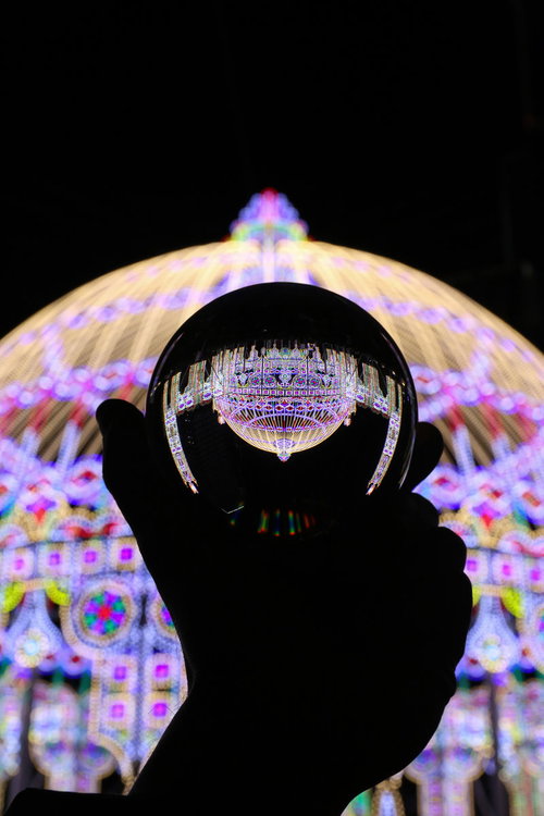 ガラス玉に映すカラフルなイルミネーション