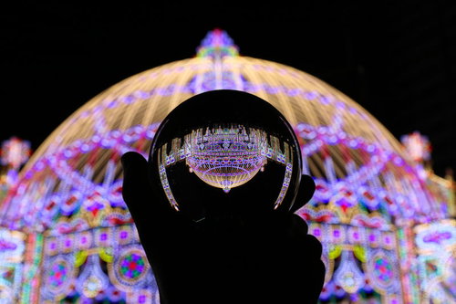 ガラス玉越しに見たカラフルなイルミネーション