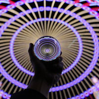 水晶玉から放射状に広がるカラフルなイルミネーションの輪の写真