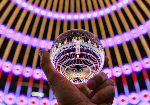 ガラス玉に映り込む円形のイルミネーションの輝き