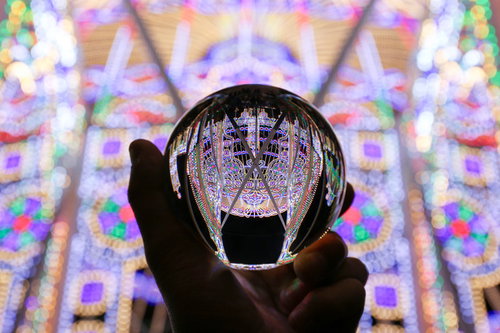 ガラス玉から広がるカラフルなイルミネーションの光