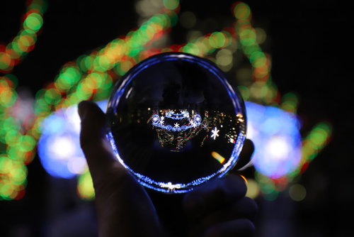 ガラス玉に映るイルミネーションの光と反射