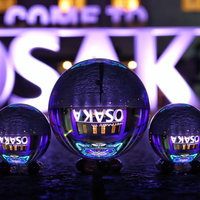 水晶玉を通して見たライトアップされたOSAKAの写真