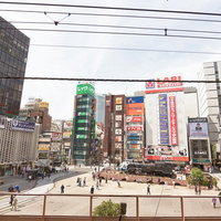 新橋駅前SL広場の昼間の風景、蒸気機関車と繁華街の写真