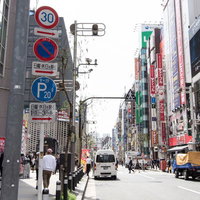 新橋駅前の繁華街の通り 昼間の都心商店街の街路風景の写真