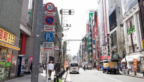 新橋駅前の繁華街の通り 昼間の都心商店街の街路風景