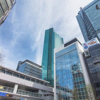 新橋駅前のビル街 晴天の青空に映える高層ビルとビジネス地区の写真