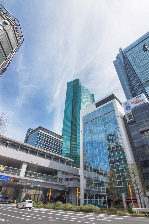 新橋駅前のビル街 晴天の青空に映える高層ビルとビジネス地区