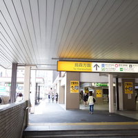 新橋駅汐留方面出口の駅舎内通路と改札口周辺の風景の写真