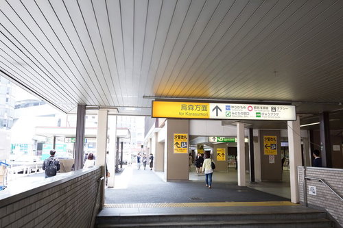 新橋駅汐留方面出口の駅舎内通路と改札口周辺の風景