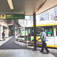 新橋駅銀座口のバス停留所と乗降場の風景の写真