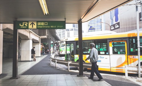 新橋駅銀座口のバス停留所と乗降場の風景