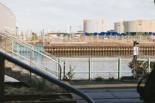 新芝浦駅から見た鶴見線沿線の工業地帯風景