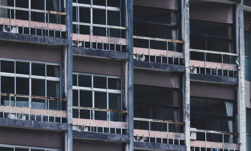 廃墟と化した旅館の客室外観、無数の窓が並ぶコンクリート造建物