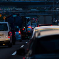 夕暮れの高速道路で渋滞する車列の写真