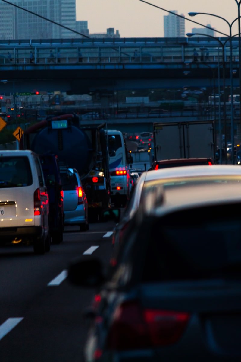 夕暮れ時に高速道路で渋滞する車列