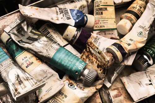 使い込まれた油絵具チューブの山