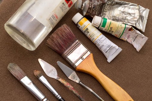 布の上に並ぶ油絵のセット一式