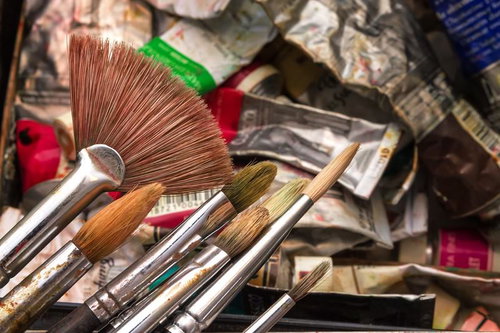 並べられた絵筆と絵の具チューブ