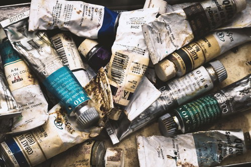 使い込まれた油絵具チューブの散乱