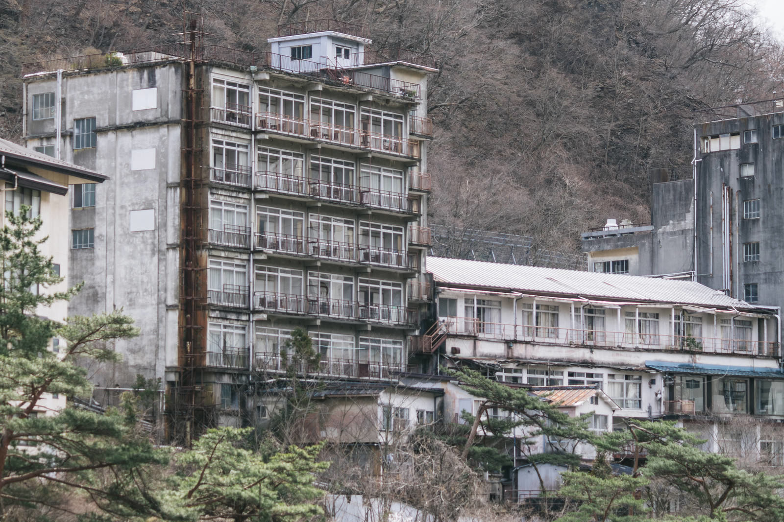 鬼怒川温泉の廃旅館と山の斜面
