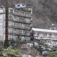 鬼怒川温泉地区の廃旅館 コンクリート造りの放置建物の写真