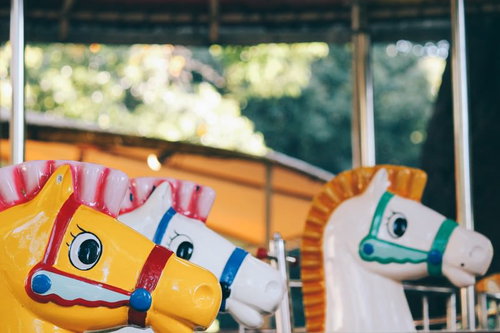 廃園した可愛い馬のメリーゴーランド、木製の遊具