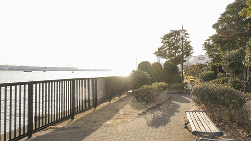 海芝公園の眺望デッキから望む東京湾の風景