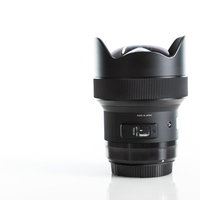 14mm F1.8の超広角レンズをシャープに映した撮影機材の写真