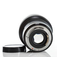 超広角レンズの後玉キャップを外す作業とレンズ準備の写真