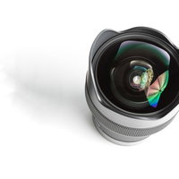 カメラレンズ14mm F1.8（11群16枚）に映り込むアンブレラの反射の写真