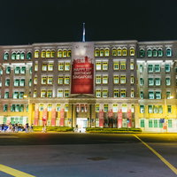 シンガポール独立51周年を祝うカラフルにライトアップされたビルの写真