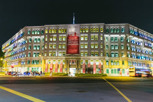 シンガポール独立51周年を祝うカラフルにライトアップされたビル