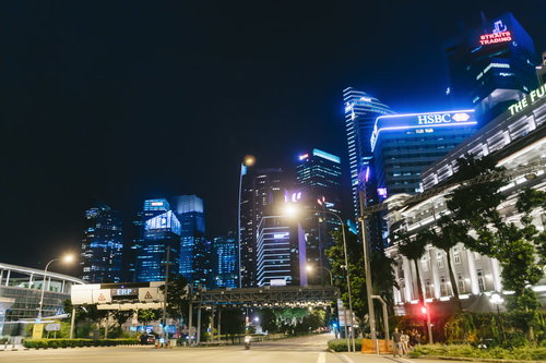 シンガポールのマーライオン広場前の大通りとビル群の夜景