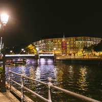 ライトアップされたシンガポールの観光地の夜景の写真