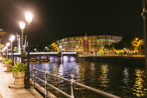 ライトアップされたシンガポールの観光地の夜景