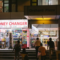 シンガポールのオーチャード地区にある夜間営業の両替所の写真