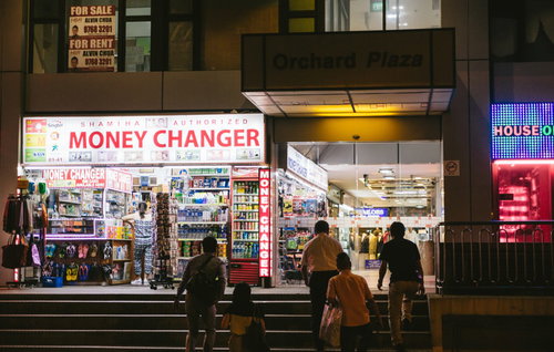 シンガポールのオーチャード地区にある夜間営業の両替所