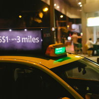 シンガポールの夜間タクシー乗り場の風景と待機風景の写真