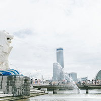 マーライオンパークの噴水とシンガポールの高層ビル群の写真