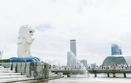 マーライオンパークの噴水とシンガポールの高層ビル群
