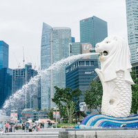 シンガポールのマーライオンと高層ビル群の都市景観の写真