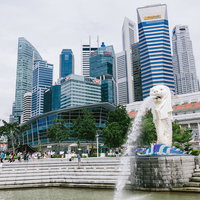 マーライオン・パークの噴水と高層ビル群が映る観光地風景の写真
