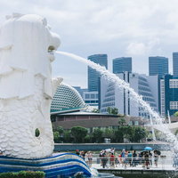 シンガポール・マーライオンパークの噴水と都市景観の写真