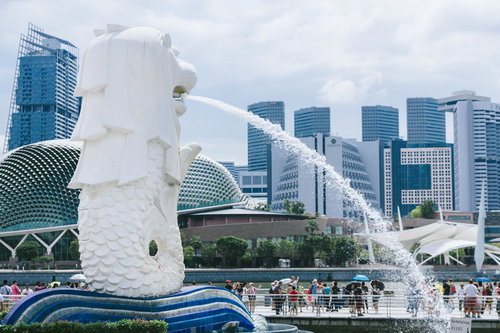 シンガポール・マーライオンパークの噴水と都市景観