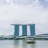 シンガポール マリーナベイサンズのビルに乗る巨大な船の写真