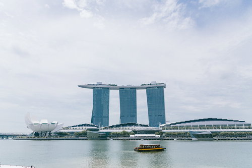 シンガポール マリーナベイサンズのビルに乗る巨大な船