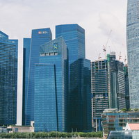 シンガポールの高層ビル群と工事中の建設現場の写真